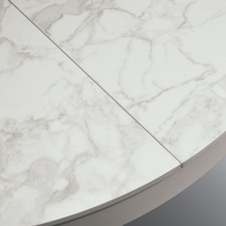 2357  Tavolo allungabile con base in metallo, piano in ceramica effetto marmo bianco