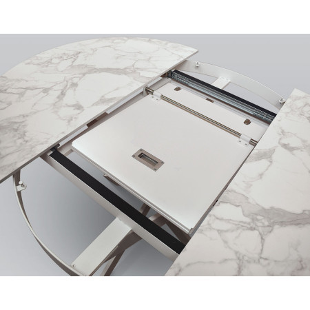 2357  Tavolo allungabile con base in metallo, piano in ceramica bianca