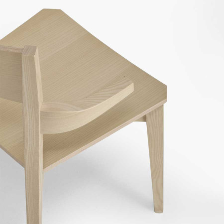 1002C  Sedia capotavola impilabile in faggio grezza o finita, finiture a scelta