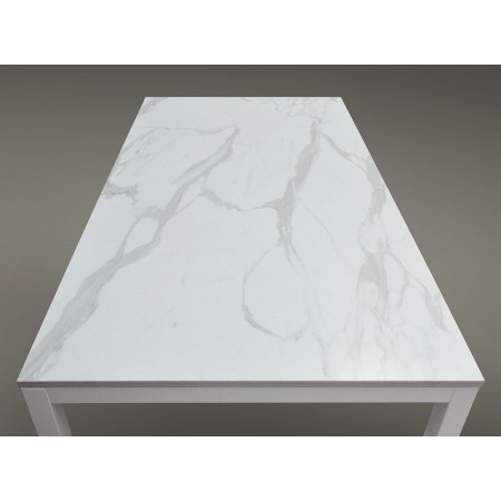 2351  Tavolo a libro o allungabile con base in metallo e piano in melaminico marmo bianco