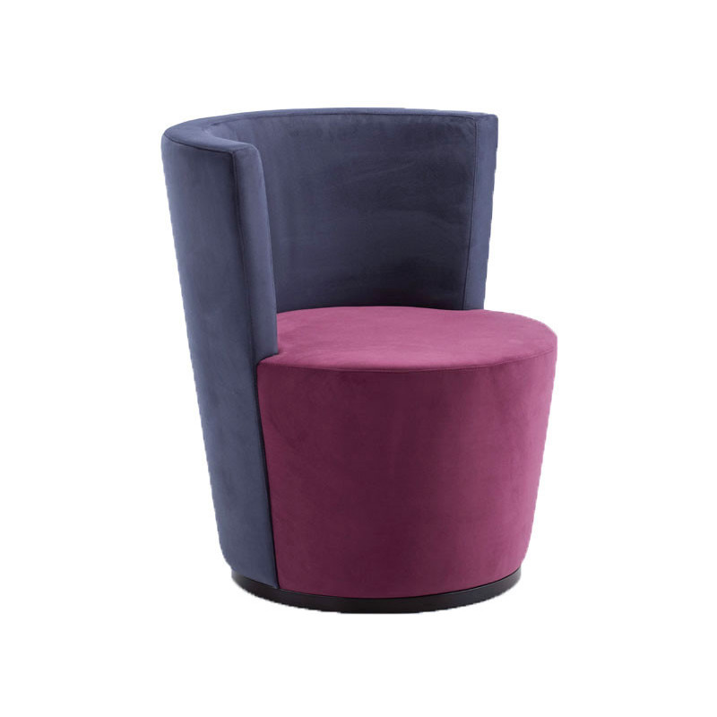 037 Poltrona con struttura in legno, finiture a scelta